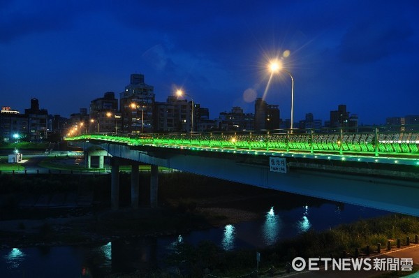 ▲▼恆光橋照明妝點夜景。（圖／台北市政府工務局公園處提供）