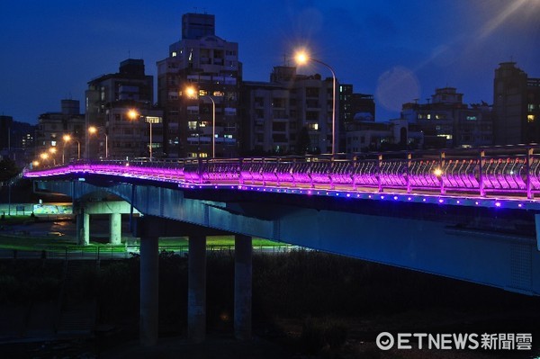 ▲▼恆光橋照明妝點夜景。（圖／台北市政府工務局公園處提供）