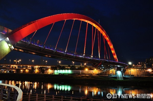 ▲▼彩虹橋照明妝點夜景。（圖／台北市政府工務局公園處提供）