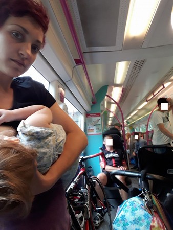 ▲▼英國媽媽Bryony Esther搭火車沒有人要讓位，她餵奶還被說暴露狂。（圖／翻攝Bryony Esther臉書）