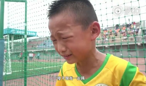▲小學生輸球先怪隊友　崩潰哭罵「3個傻子跟我一起踢！」。（圖／翻攝《北京電視台》）