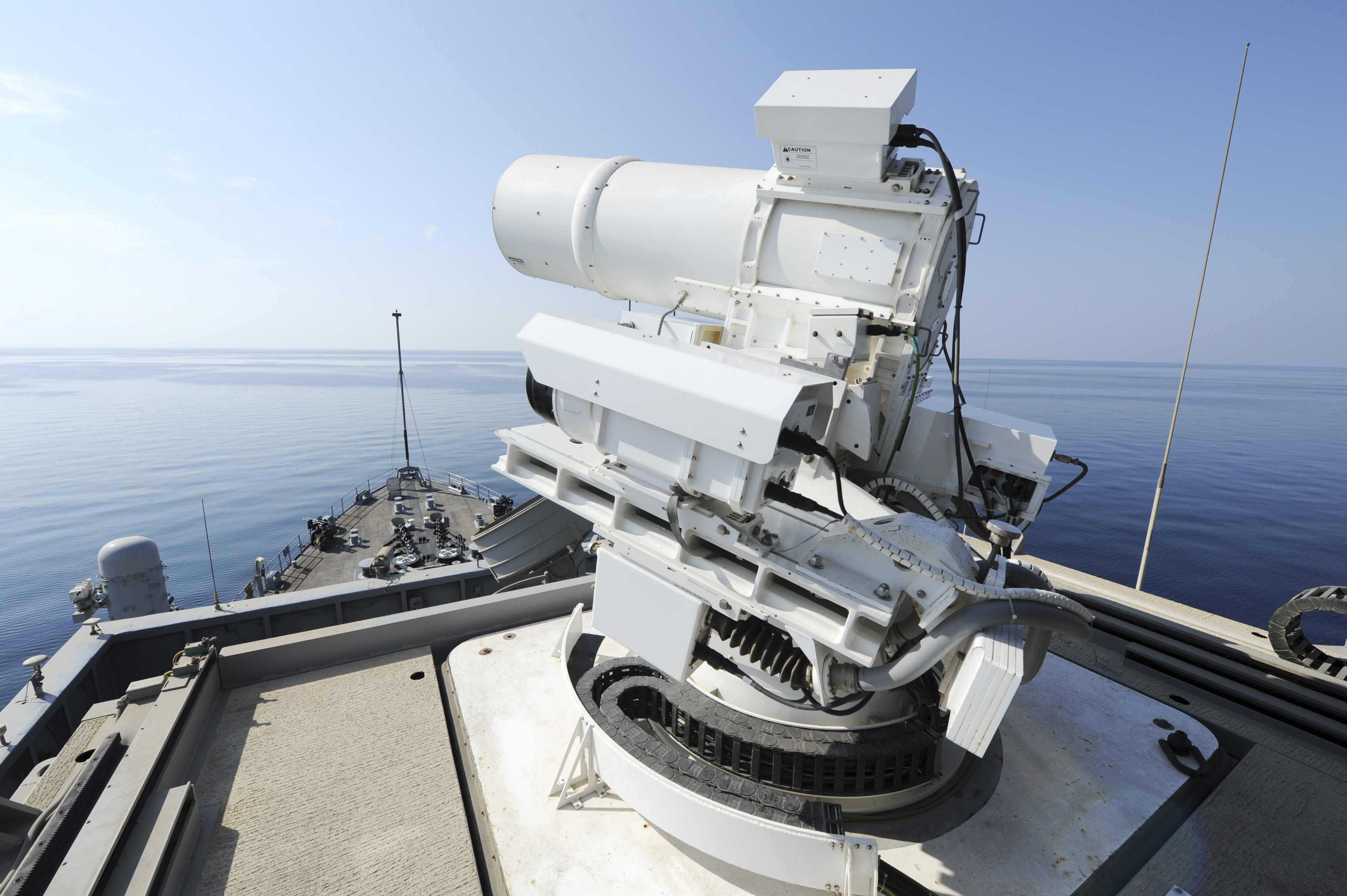 ▲▼雷射武器系統（Laser Weapon System），是一款由美國海軍開發的指向性能量武器，可用來反制無人機和飛彈。（圖／路透社）