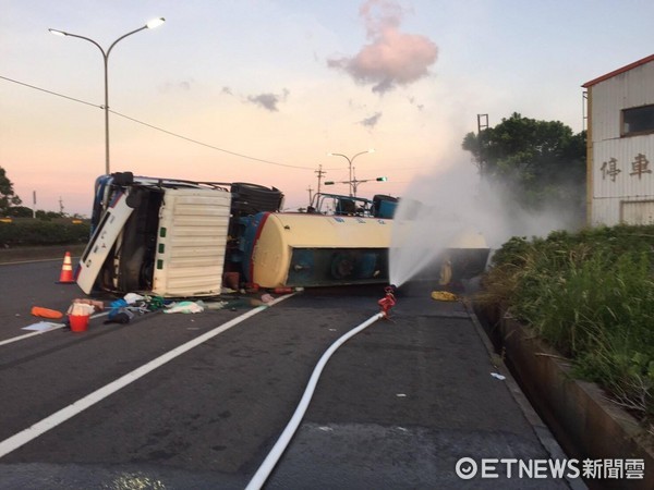 ▲▼桃園市觀音區濱海路武威段，19日清晨發生一起載運鹽酸槽車翻覆事故。（圖／桃園市消防局提供）