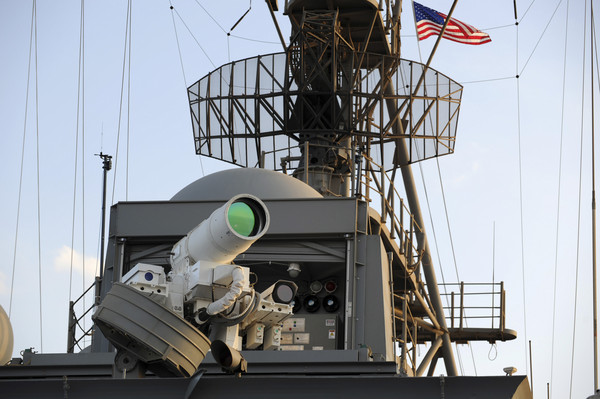 ▲▼雷射武器系統（Laser Weapon System），是一款由美國海軍開發的指向性能量武器，可用來反制無人機和飛彈。（圖／路透社）