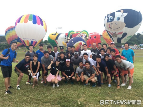 參加東岸聯盟棒球邀請賽的日本高知鬥犬隊，受邀參觀在鹿野高台的熱氣球嘉年華活動。（圖／台東縣政府提供）