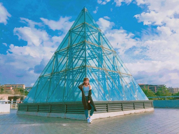 ▲台版玻璃金字塔就位在花博美術園區內。（圖／網友提供，請勿隨意翻拍，以免侵權。）