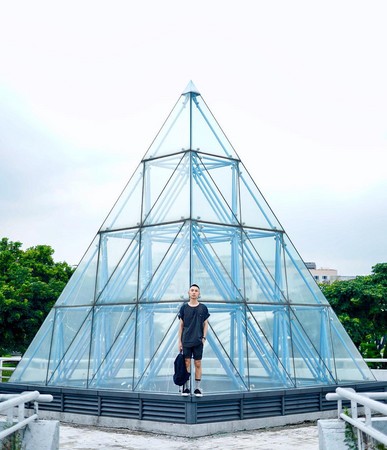▲台版玻璃金字塔就位在花博美術園區內。（圖／網友提供，請勿隨意翻拍，以免侵權。）