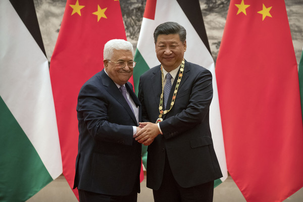 ▲中國國家主席習近平18日在北京會見巴勒斯坦國總統阿巴斯（Mahmoud Abbas），並在會中重申了中國當局在解決巴以問題方面「兩國方案」的原則，強調中國將「不懈地」確保中東地區的和平。（圖／達志影像／美聯社）