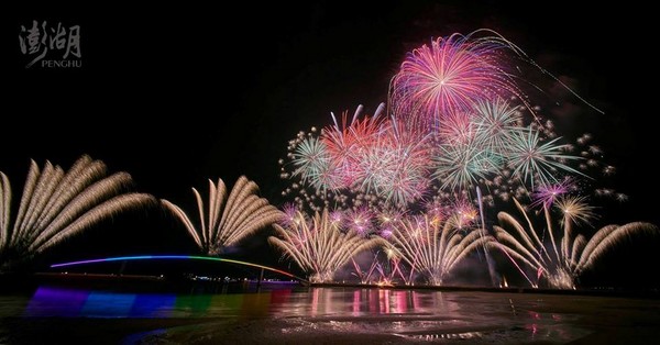 ▲▼澎湖國際海上花火節。（圖／取自菊島歡樂遊-澎湖國家風景區臉書專頁）