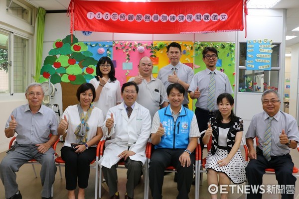 花蓮市長魏嘉賢前往花蓮醫院日間照顧中心，參加「106年照顧服務員訓練專班」的開訓典禮。（圖／花蓮市公所提供）