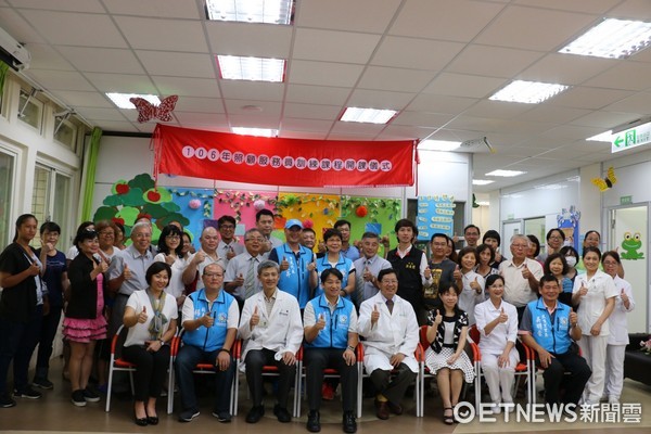 花蓮市長魏嘉賢前往花蓮醫院日間照顧中心，參加「106年照顧服務員訓練專班」的開訓典禮。（圖／花蓮市公所提供）