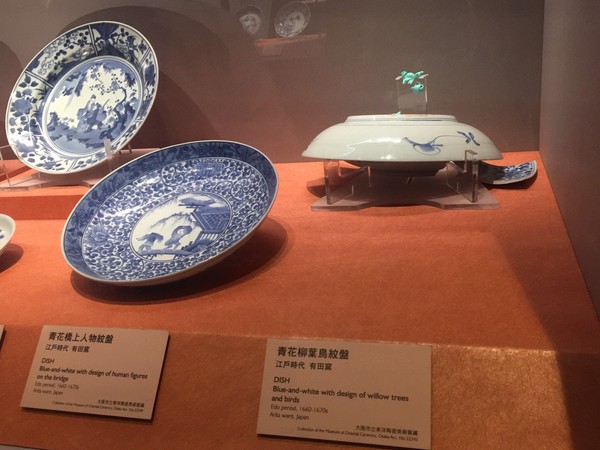 ▲故宮南院展出的日本展品「青花柳葉鳥紋盤（右一）」受損，裂成三半。（圖／故宮提供）