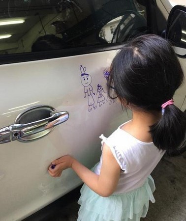 ▲5歲小妹車門畫「去世的他」　爸爸感動：被開罰單也不擦！。（圖／翻攝微博）