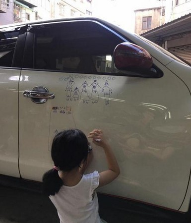 ▲5歲小妹車門畫「去世的他」　爸爸感動：被開罰單也不擦！。（圖／翻攝微博）