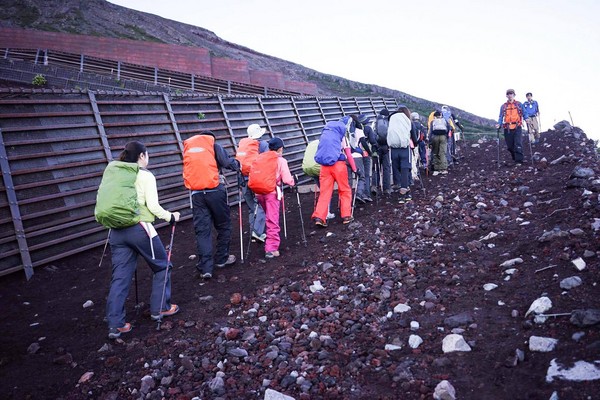 ▲▼登富士山。（圖／魔王的碗公臉書專頁、髮妝霓室臉書專頁提供）