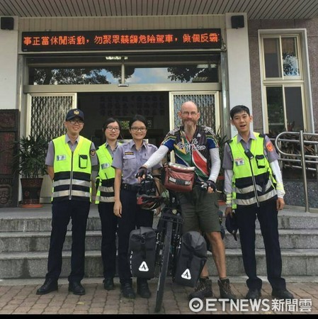 南非單車客感受台灣警察的友善，與台東關山派出所員警合照留念。（圖／台東縣警察局提供）