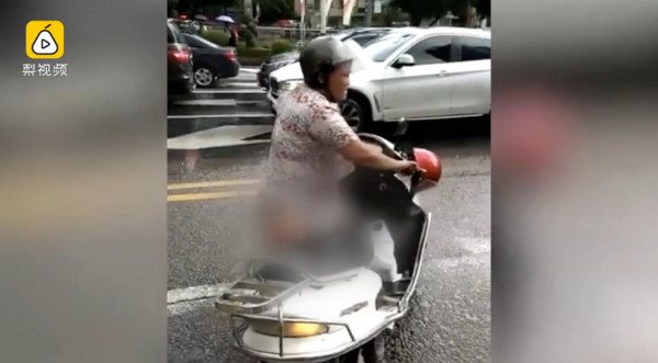 黃姓婦人逆向騎車被逮，竟然當眾脫褲挖屎嚇人。（圖／翻攝自梨視頻）