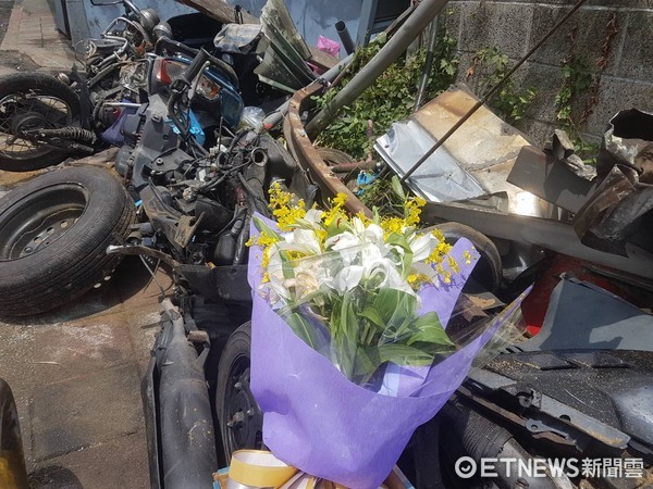 ▲陽明山車禍現場有民眾獻上鮮花哀悼，與罹難者車輛廢鐵形成強烈對比。（圖／記者林煒傑攝）