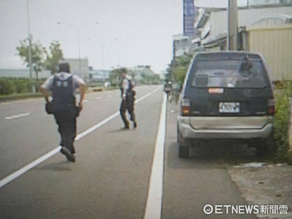 ▲台南市善化警分局港口派出所警員陳勇志與實習生葉文顯隨即尾追。（圖／記者林悅翻攝）