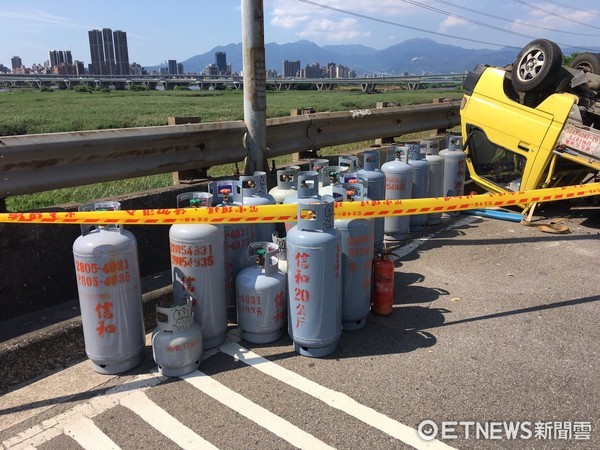 萬華區環河快速道路往南方向、桂林路匝道口，一輛運瓦斯鋼瓶小貨車翻覆。（圖／記者柳名耕翻攝）