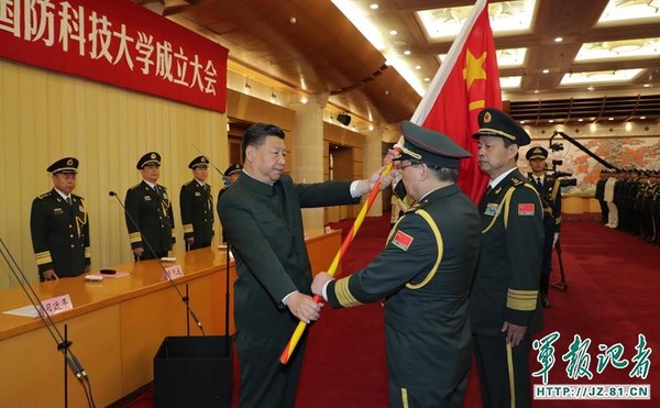 中共新組建三大軍事院校主官首次亮相，領導人習近平分別親自授予軍旗。（圖／翻攝自軍報記者）