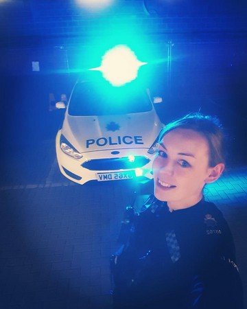 ▲英國女警太正，讓男網友興奮留言「想被逮捕」。（圖／翻攝自Surrey Police臉書）