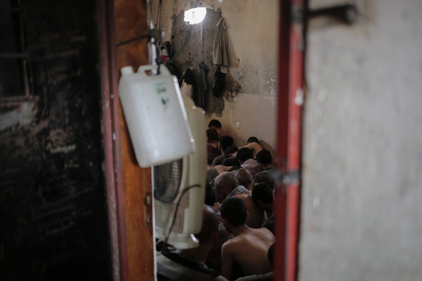 ▲▼伊拉克政府軍把大量IS囚犯關在無電力與通風口的狹窄監獄裡。（圖／達志影像／美聯社）