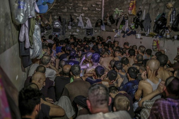 ▲▼伊拉克政府軍把大量IS囚犯關在無電力與通風口的狹窄監獄裡。（圖／達志影像／美聯社）