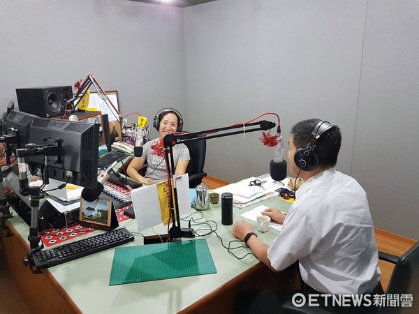 台東大武警分局長王永吉在警察廣播電台接受記者陳敏玲的專訪。（圖／台東縣警察局提供）