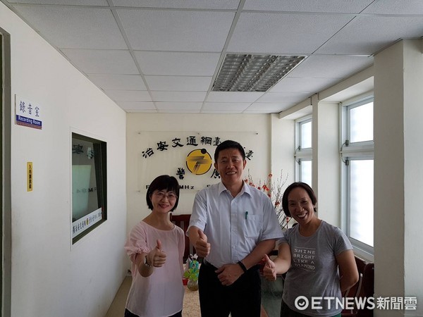台東大武警分局長王永吉在警察廣播電台接受記者陳敏玲的專訪。（圖／台東縣警察局提供）