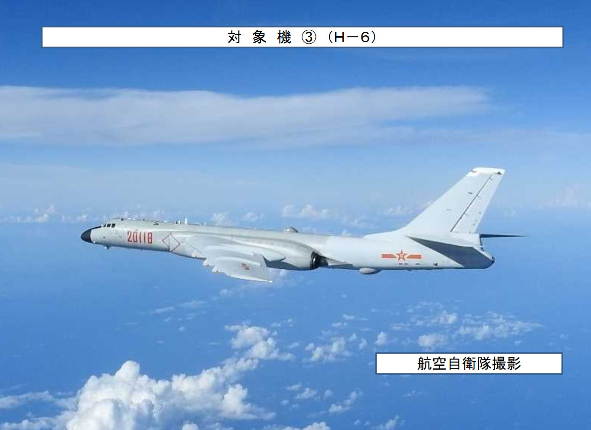 解放軍轟-6K戰機於20日再次繞台，該次訓練是首度有電子戰飛機配合戰略轟炸機繞台前出宮古海峽。（圖／翻攝自日本防衛省統合幕僚監部）