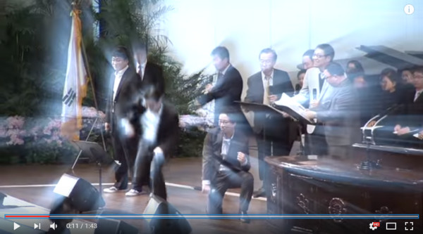 梨花女子大學教授跳EXO《咆哮》。（圖／翻攝自Youtube）