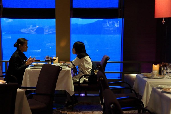 躲在船尾角落的義大利私廚「Mamma Trattoria」，擁有超大落地窗，能夠一邊用餐一邊飽覽海景。（每人29美元，包含一杯飲料及服務費）