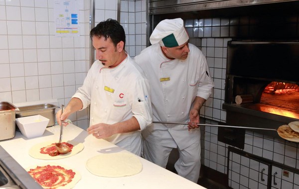 新浪漫號擁有全球首座可用明火的窯烤披薩餐廳，所有披薩都是現點現做。（每人7美元，不含飲料及服務費）