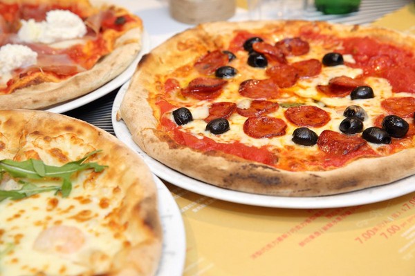 船上至少提供16種口味的披薩，還可讓客人搭配自己喜歡的口味，每種食材與調味為0.5美元。（每人7美元，不含飲料及服務費）