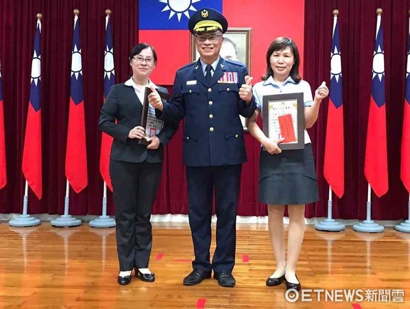 ▲台南市警局長黃宗仁親自頒發獎狀、獎金，表揚阻詐守門員。（圖／警方提供）