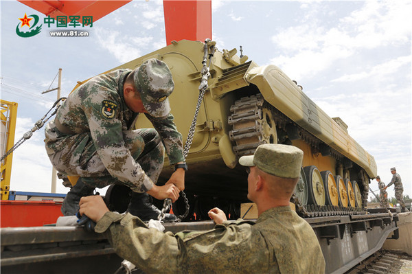 ▲▼俄羅斯軍方士兵與裝備在19日抵達新疆中部庫爾勒市，為「國際軍事比賽-2017」中國賽程做預備。（圖／翻攝自《中國軍網》）