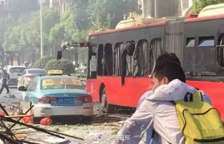 ▲杭州餐館氣爆陷火海，震碎巴士車窗20餘傷。(圖／翻攝自人民日報)