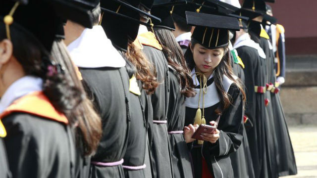 韓國大學生畢業後賴著不走…「應屆較有行情啊！」（圖／翻攝自網路）