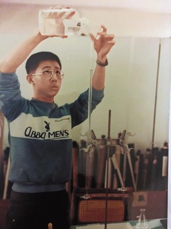 陳柏偉至今仍保留當年老師幫他拍下做實驗的照片。（陳柏偉提供）