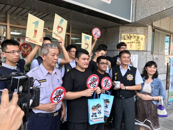 胖卡環台賣漢堡捐育幼院被開單　基警借派出所擺攤湧百人排隊（圖／翻攝自基隆警馨雲粉專）