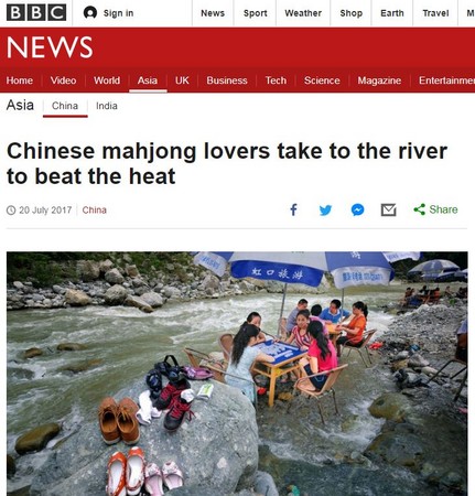 ▲▼四川成都民眾在溪水裡打麻將。（圖／翻攝自BBC網站）
