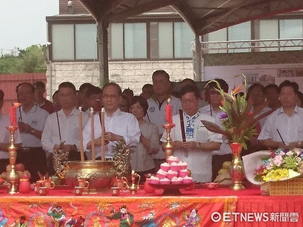 ▲行政院林全與鄭文燦市長社會住宅動工上香祈福。（圖／記者楊熾興攝）