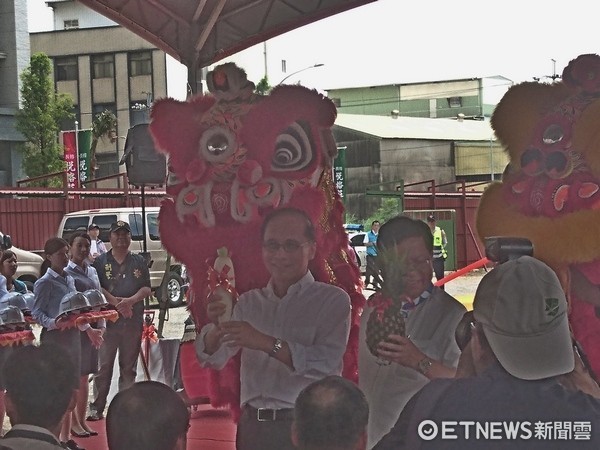 ▲在八德二號社會住宅動土典禮林全院和鄭文燦市長以好彩頭和旺旺來為社會住宅祈福。（圖／記者楊熾興攝）