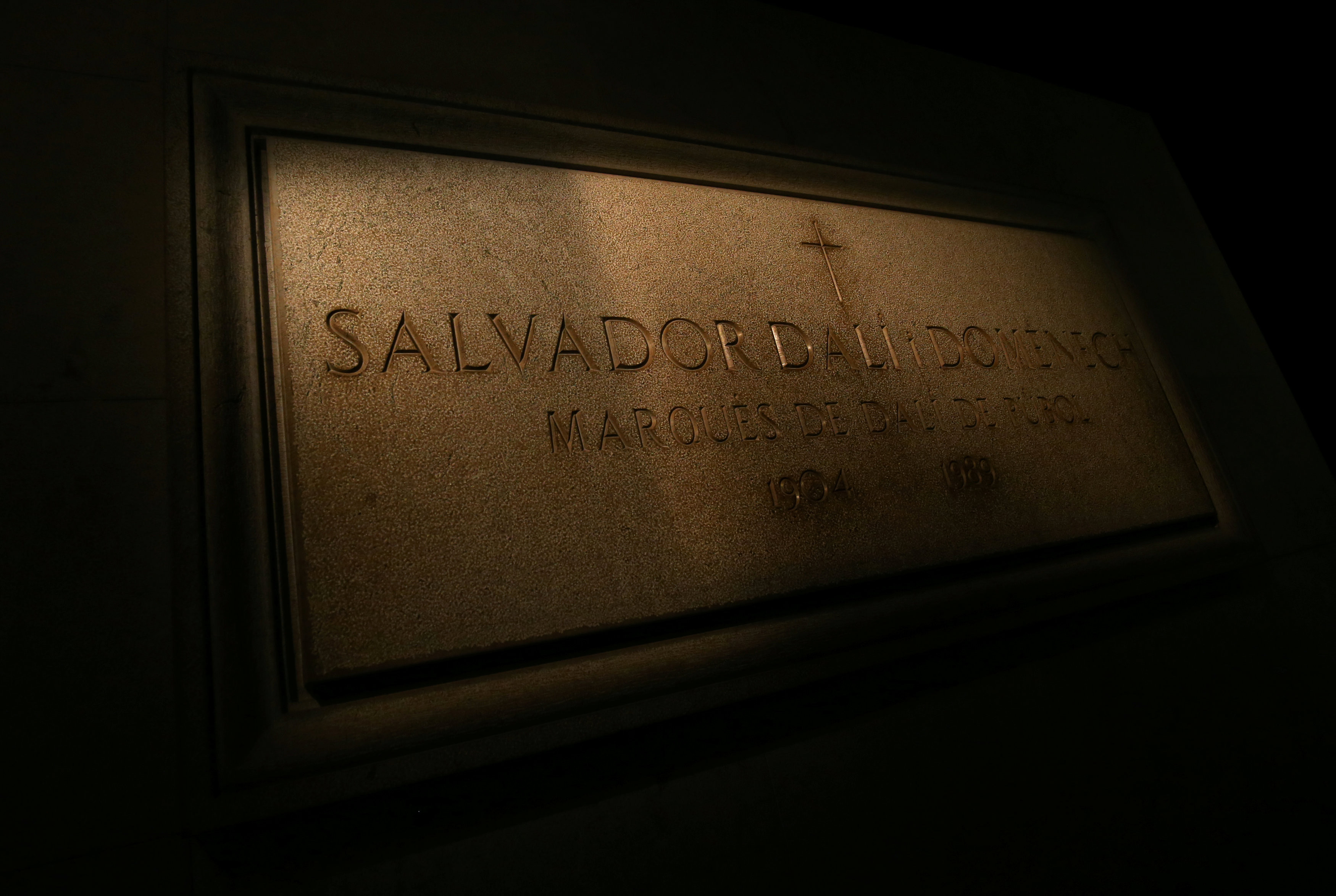 ▲西班牙超現實主義（Surréalisme）畫家達利（Salvador Dalí）展覽與墓穴。（圖／路透社）