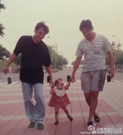 ▲焦恩俊貼出20年前舊照，原來帶女兒到同一個地點拍美照。（圖／翻攝自焦恩俊微博、焦曼婷臉書）