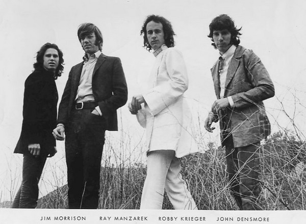 圖左為吉姆莫里森（Jim Morrison）