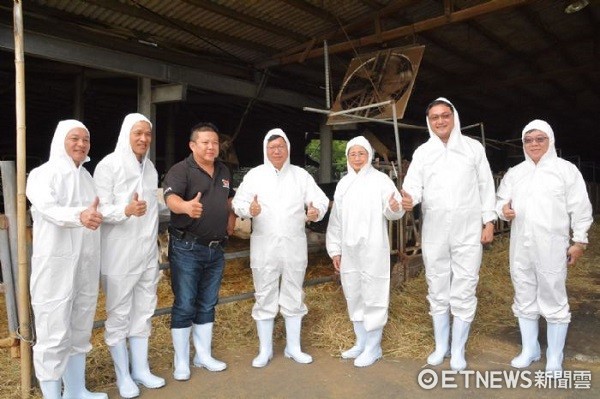 ▲劉昌仁（左３）是全國唯一獲得牛胚胎移植技術、並且取得技術轉移認證的酪農。（圖／桃園市政府提供）