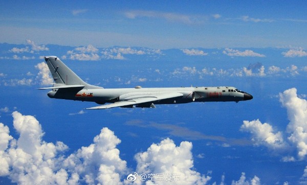 ▲解放軍轟6K沿台灣東部海岸線飛行，中央山脈清晰可見。（圖／翻攝自「空軍發佈」微博）