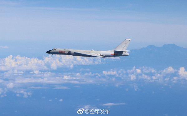 ▼解放軍轟6K沿台灣東部海岸線飛行，中央山脈清晰可見。（圖／翻攝自「空軍發佈」微博）
